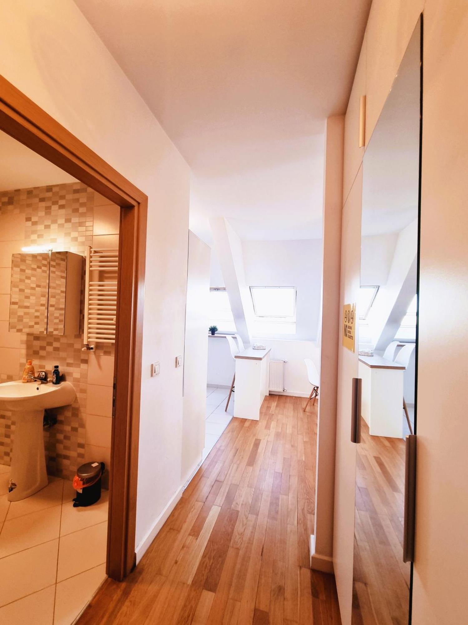 E Apartment *